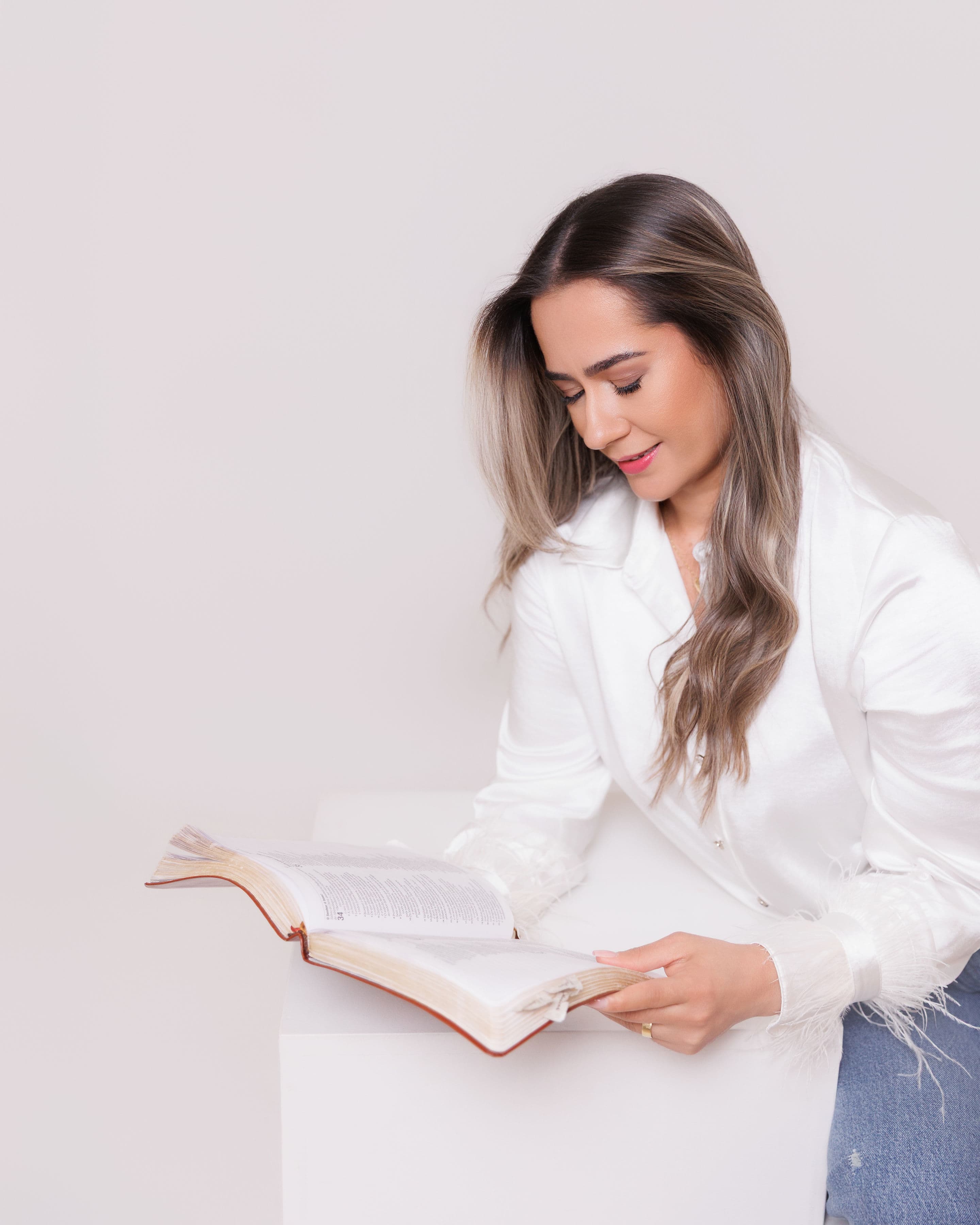 Rosângela Oliveira lendo, em um momento de fé e propósito.