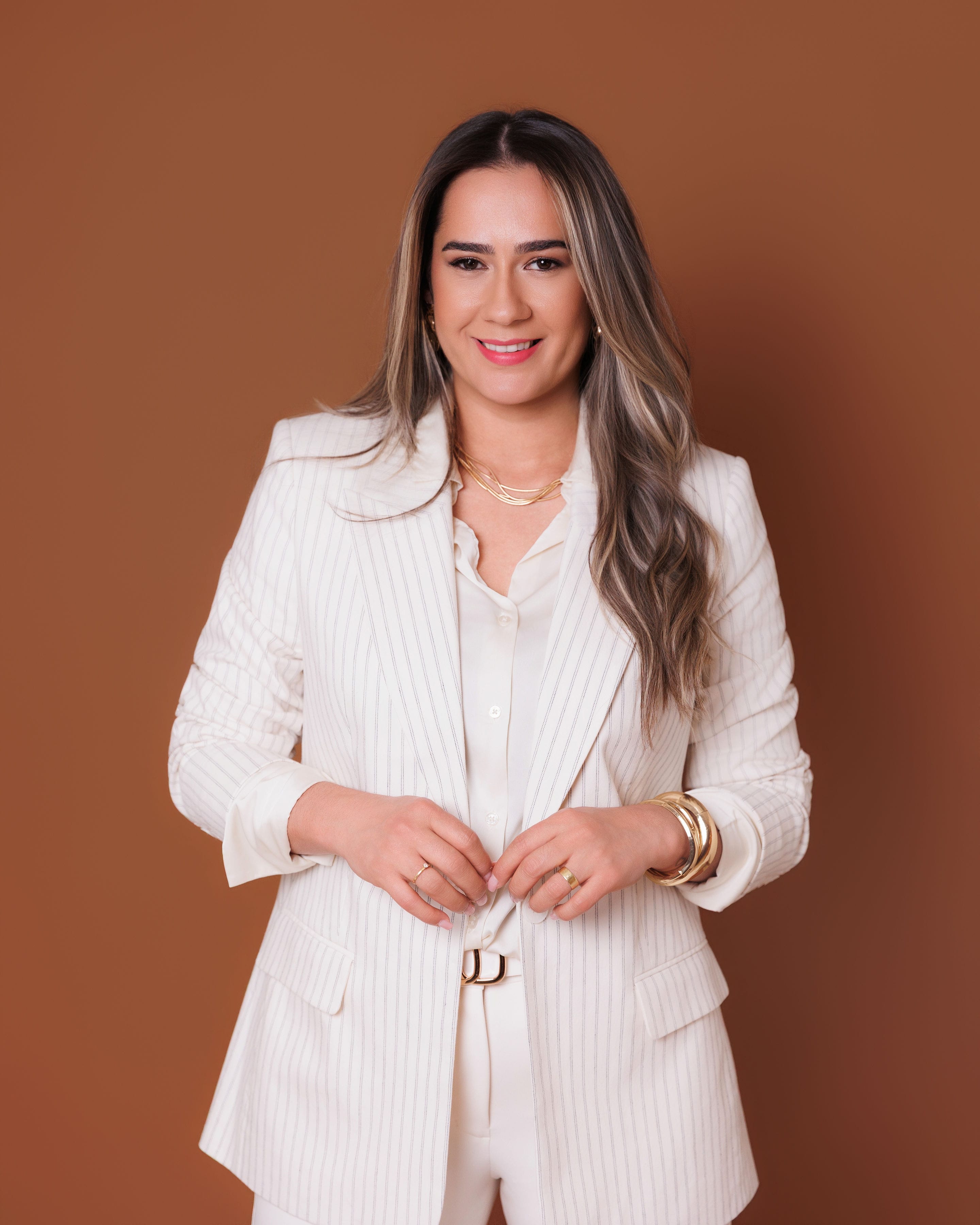 Rosângela Oliveira, fundadora da Juntas à Mesa, em blazer claro.